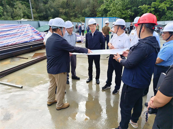 4月28日，市委常務、常務副市長任生調(diào)研新安江防洪項目建設情況，黃山徽投集團副總經(jīng)理張高峰陪同調(diào)研。.jpg