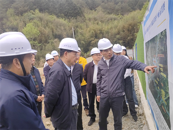 4月1日，安徽省人大常委會(huì)副主任魏曉明查調(diào)研防洪項(xiàng)目進(jìn)展情況，縣政府縣長(zhǎng)王奇勇等相關(guān)部門(mén)負(fù)責(zé)人陪同調(diào)研。.jpg
