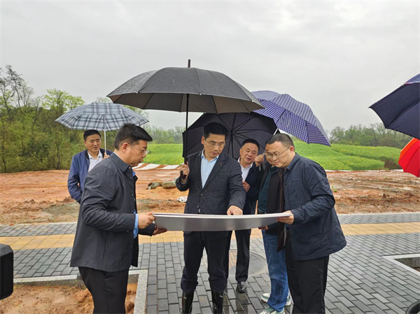 4月2日，洪董，潘總陪同王奇勇縣長一行調研重點項目1.jpg