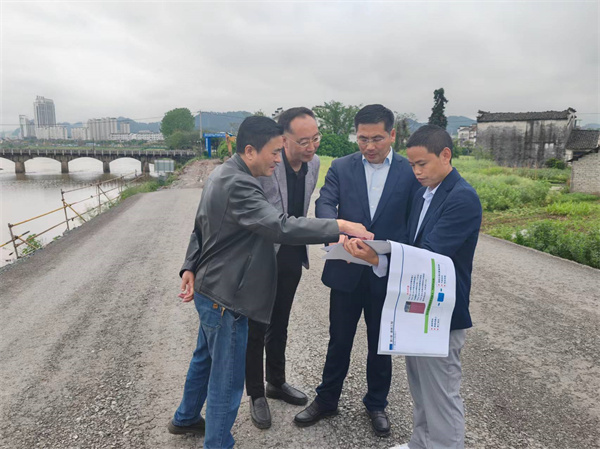 4月22日，王縣帶隊調(diào)研豐樂河右岸濱江路要素保障事宜1。.jpg