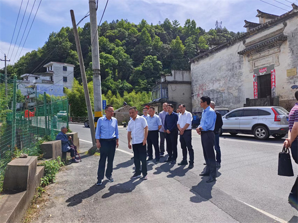 5月16日，洪董陪同汪凱書記一行調(diào)研水源地保護區(qū)。.jpg