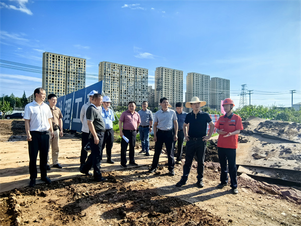 6月12日，洪董陪同王縣長調(diào)研新安江防洪治理工程。.jpg