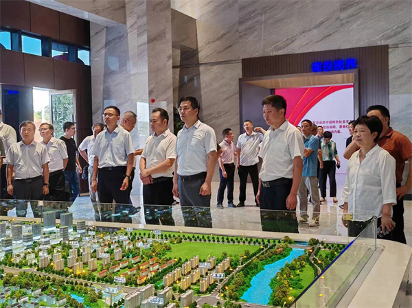 7月18日上午，歙縣人工智能創(chuàng)客中心正式投入使用并舉行揭牌儀式，縣委常委、常務(wù)副縣長詹凱主持儀式，縣委副書記、縣長王奇勇和徽投集團(tuán)黨委書記、董事長洪筱明共同為歙縣人工智能創(chuàng)客中心揭牌。縣委常委、縣經(jīng)開區(qū)管委會主任王坤，副縣長程衍生，縣政協(xié)副主席、財(cái)政局局長曹胡翠，縣直有關(guān)部門、縣各金融機(jī)構(gòu)主要負(fù)責(zé)同志，共同見證揭牌儀式，并觀摩富豐新城片區(qū)投資規(guī)劃沙盤、集團(tuán)企業(yè)館2。.jpg