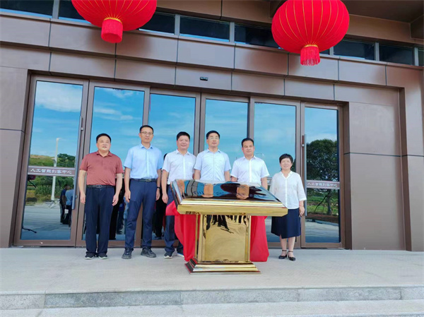 7月18日上午，歙縣人工智能創(chuàng)客中心正式投入使用并舉行揭牌儀式，縣委常委、常務(wù)副縣長詹凱主持儀式，縣委副書記、縣長王奇勇和徽投集團(tuán)黨委書記、董事長洪筱明共同為歙縣人工智能創(chuàng)客中心揭牌。縣委常委、縣經(jīng)開區(qū)管委會主任王坤，副縣長程衍生，縣政協(xié)副主席、財(cái)政局局長曹胡翠，縣直有關(guān)部門、縣各金融機(jī)構(gòu)主要負(fù)責(zé)同志，共同見證揭牌儀式，并觀摩富豐新城片區(qū)投資規(guī)劃沙盤、集團(tuán)企業(yè)館1。.jpg