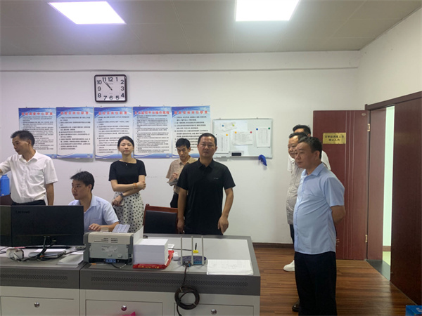 9月14日，副縣長(zhǎng)徐涌駟赴公交公司開展中秋、國慶節(jié)前安全生產(chǎn)檢查指導(dǎo)，集團(tuán)葉總、交運(yùn)局馮局、運(yùn)管服務(wù)中心胡主任陪同1。.jpg