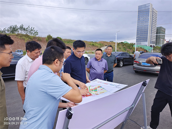 9月21日，洪董，張總陪同王奇勇縣長一行調(diào)研富豐新城片區(qū)開發(fā)推進(jìn)情況。.jpg