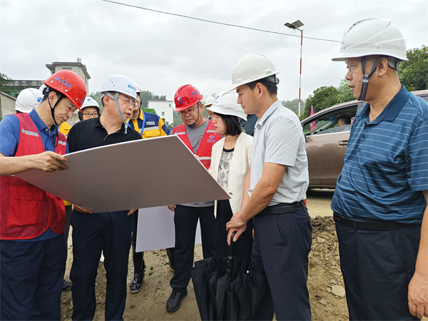 9月19日，江市長調(diào)研歙縣段防洪治理項目。.jpg