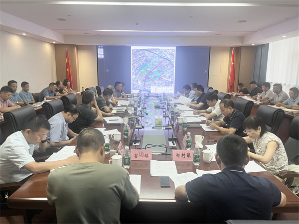 9月21日下午，王奇勇縣長在集團(tuán)黨委會(huì)議室召開富豐新城片區(qū)開發(fā)工作推進(jìn)工作會(huì)，縣領(lǐng)導(dǎo)詹凱、張暉，縣發(fā)改委、縣財(cái)政局、縣資規(guī)局、縣住建局、縣林業(yè)局、徽投集團(tuán)、富豐新城投資開發(fā)公司、市政公司、徽城鎮(zhèn)、鄭村鎮(zhèn)、富堨鎮(zhèn)主要負(fù)責(zé)同志；縣紀(jì)委監(jiān)委、縣委組織部負(fù)責(zé)同志參加會(huì)議1。.jpg