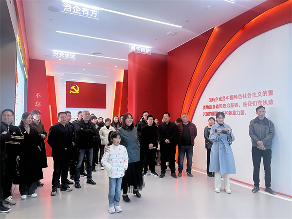 11月30日，黃山徽投集團紀委聯(lián)合集團婦聯(lián)開展“樹清廉家風(fēng)，建幸福家園”家庭助廉活動，為營造風(fēng)清氣正的企業(yè)政治生態(tài)貢獻家庭力量?；顒友埩思瘓F各支部書記、近兩年來新任職的集團中層干部及其家屬等40余人參加，以別樣方式共話家風(fēng)建設(shè)，共筑廉潔防線1。.jpg