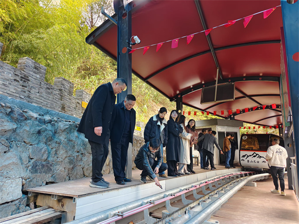 12月9日，縣人大鄭向陽(yáng)主任，洪董率隊(duì)赴象山考察軌道爬山車(chē)項(xiàng)目.jpg