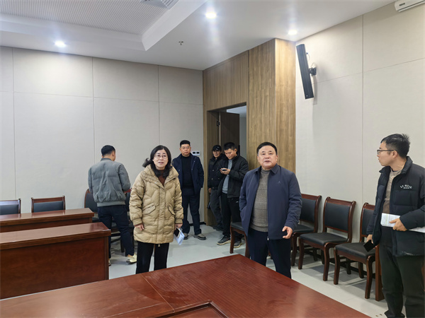 12月24日，洪董會(huì)同人大鄭主任檢查行知研學(xué)基地會(huì)務(wù)場(chǎng)地布置工作。.jpg