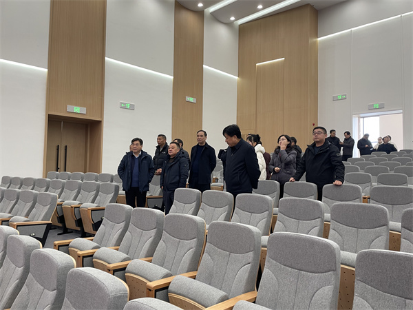 1月4日，洪董陪同吳志平書記檢查行知研學(xué)基地會(huì)務(wù)準(zhǔn)備情況。.jpg