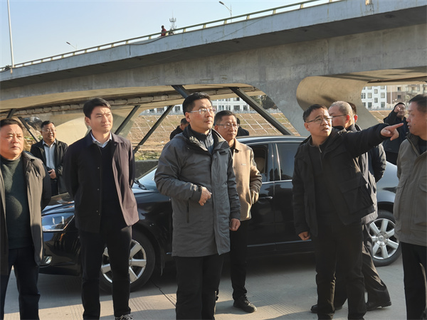 1月19日下午，縣政府縣長(zhǎng)實(shí)地調(diào)研新安江流域防洪治理工程項(xiàng)目進(jìn)展情況，副縣長(zhǎng)程偉，縣政府辦、縣水利局、縣應(yīng)急局、縣住建局、縣城管局、徽投集團(tuán)、徽城鎮(zhèn)、桂林鎮(zhèn)有關(guān)負(fù)責(zé)同志隨同參加。.jpg