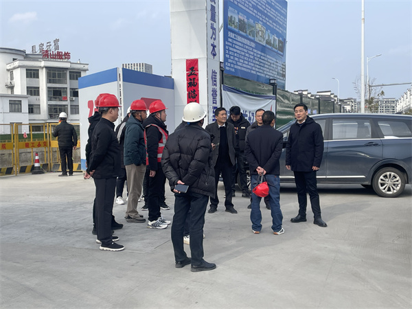 2月5日，縣長(zhǎng)王奇勇帶隊(duì)調(diào)研新徽商創(chuàng)業(yè)基地一期一標(biāo)段項(xiàng)目春節(jié)后復(fù)工復(fù)產(chǎn)工作，黃山徽投集團(tuán)總經(jīng)理潘楷金陪同調(diào)研。.jpg