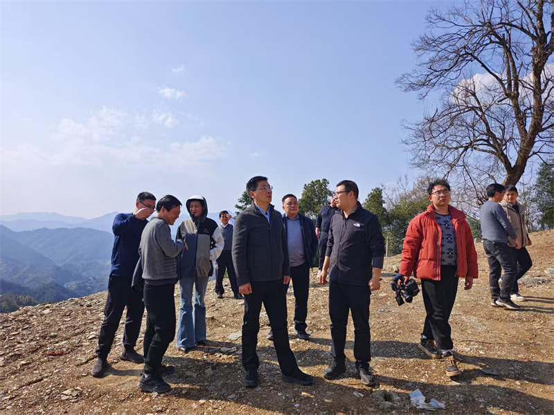 3月18日，縣長(zhǎng)王奇勇帶隊(duì)調(diào)研石潭景區(qū)項(xiàng)目，黃山徽投集團(tuán)黨委書(shū)記、董事長(zhǎng)洪筱明陪同調(diào)研。.jpg