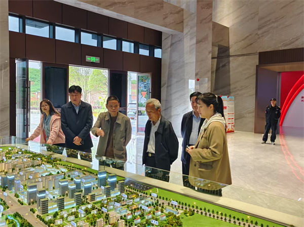 4月17日，潘總陪同市人大常委會原副主任鮑小如一行調(diào)研富豐新城項目.jpg