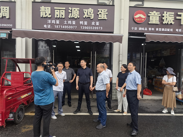 6月19日，王奇勇縣長帶隊文明辦，市監(jiān)局，城管局調(diào)研城西鄰里中心，潘總，汪總現(xiàn)場陪同1.jpg