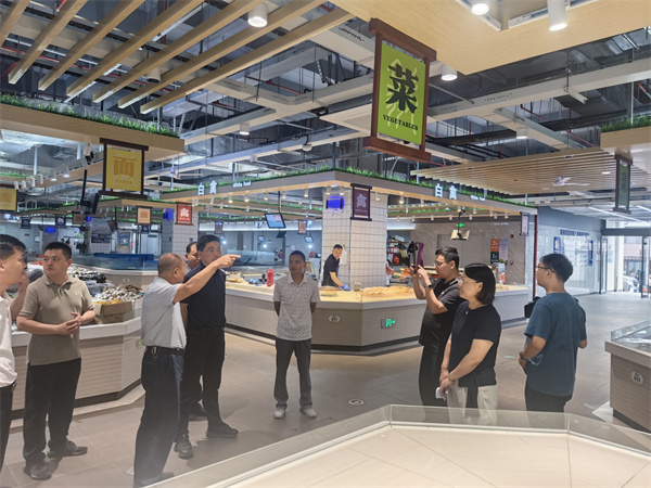 6月19日，王奇勇縣長帶隊文明辦，市監(jiān)局，城管局調(diào)研城西鄰里中心，潘總，汪總現(xiàn)場陪同.jpg