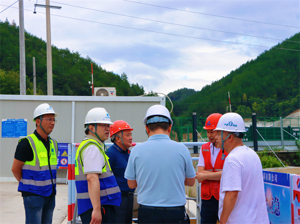 7月28日，洪董帶隊(duì)赴新安江防洪工程、新徽商創(chuàng)業(yè)基地開展“高溫送清涼”活動(dòng)并進(jìn)行安全生產(chǎn)專項(xiàng)檢查1。.jpg