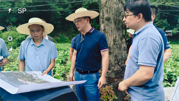 7月17日，王奇勇縣長赴新安江航道綜合整治提升工程沿線調(diào)研項目用地，集團潘總陪同調(diào)研.jpg