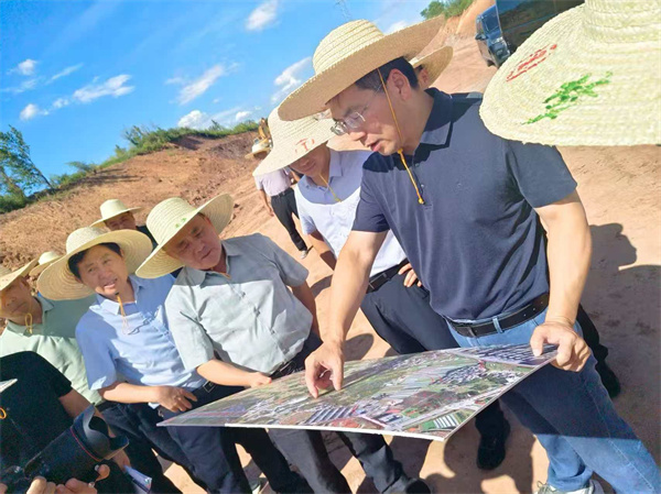 8月14日，洪董、余總陪同王奇勇縣長帶隊調(diào)研富豐新城黎七路、賓虹大道、富資路、消防站、兩館等項目2。.jpg