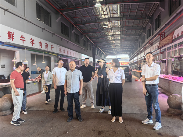 8月28日，高主任帶隊(duì)，文明辦、市監(jiān)局、徽投集團(tuán)到浙江衢州農(nóng)商城、新農(nóng)都批發(fā)市場(chǎng)和明輝蔬果配送公司調(diào)研學(xué)習(xí)食材供應(yīng)鏈配送項(xiàng)目.jpg