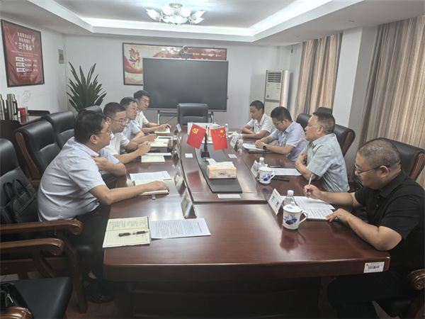9月4日，常務(wù)副縣長戴維率隊拜訪中國農(nóng)業(yè)發(fā)展銀行黃山分行，與市行行長湯高峰等舉行工作會談，雙方就進(jìn)一步深化政銀企合作、推動重點(diǎn)項(xiàng)目融資等事宜進(jìn)行深入交流。黃山徽投集團(tuán)董事長洪筱明、總經(jīng)理潘楷金、總經(jīng)理助理方杰陪同參加。.jpg