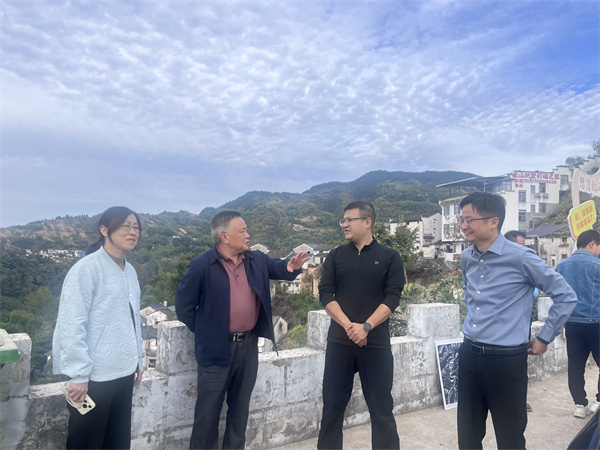 10月29日，縣人大鄭向陽副主任調(diào)研石潭景區(qū)建設(shè)，洪董、吳書記陪同調(diào)研1。.jpg