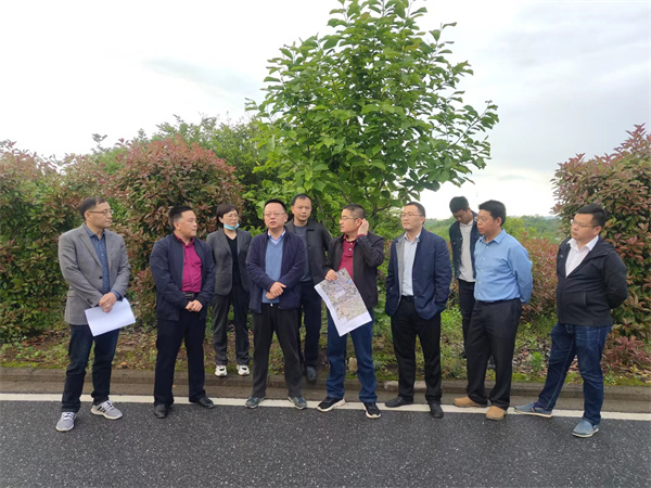 4月23日，洪董率隊陪同汪凱縣長調(diào)研糧庫項(xiàng)目.jpg
