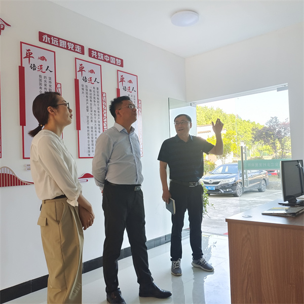 5月5日，縣委常委、組織部長方慶峰調(diào)研新安江公司，黃山徽投集團常務副總經(jīng)理方亮陪同。.jpg