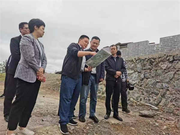5月10日，副縣長徐涌泗一行調(diào)研湖田山項目，黃山徽投集團(tuán)黨委書記、董事長洪筱明，湖田山執(zhí)行董事邢輝姣陪同2.jpg