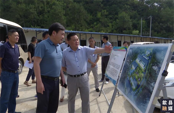 6月18日，縣委常委、常務(wù)副縣長(zhǎng)吳志平帶隊(duì)先后來到城區(qū)備用飲用水源保護(hù)區(qū)治理工程、第三水廠及供水管網(wǎng)配套延伸工程、漁梁風(fēng)貌整治提升工程、城區(qū)老舊管網(wǎng)提升項(xiàng)目、游泳館二期等重點(diǎn)項(xiàng)目建設(shè)現(xiàn)場(chǎng)，黃山徽投集團(tuán)黨委書記、董事長(zhǎng)洪筱明陪同。.png
