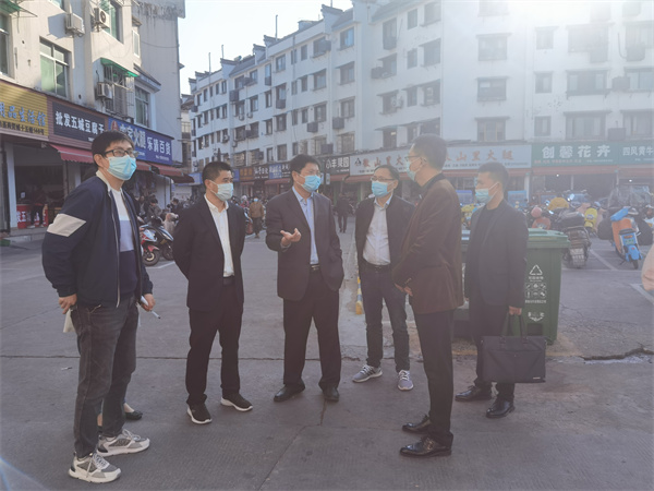 11月10日，常務(wù)副縣長詹凱一行調(diào)研歙州中心市場，黃山徽投集團(tuán)常務(wù)副總經(jīng)理方亮陪同。.jpg