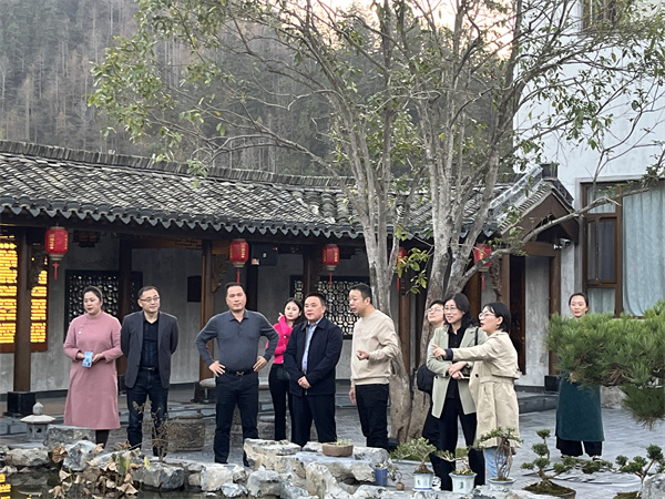 11月26日，縣人大鄭向陽(yáng)主任帶隊(duì)考察黟縣泊心云宿建成運(yùn)營(yíng)情況，洪董，方總，葉總陪同調(diào)研。.jpg
