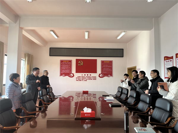 1月29日，縣委常委、副縣長詹凱，財政局曹局、汪局一行赴集團開展新春走訪慰問。.jpg