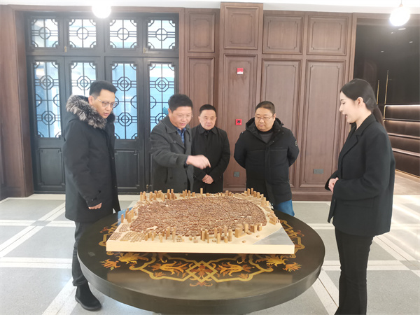 2月2日，縣委常委、副縣長詹凱赴上海開展“雙招雙引”工作，考察調(diào)研露香園城市更新項目，并與上海城投控股對接洽談，誠邀上海城投到歙縣考察投資，參與富豐新城建設(shè)。1.jpg