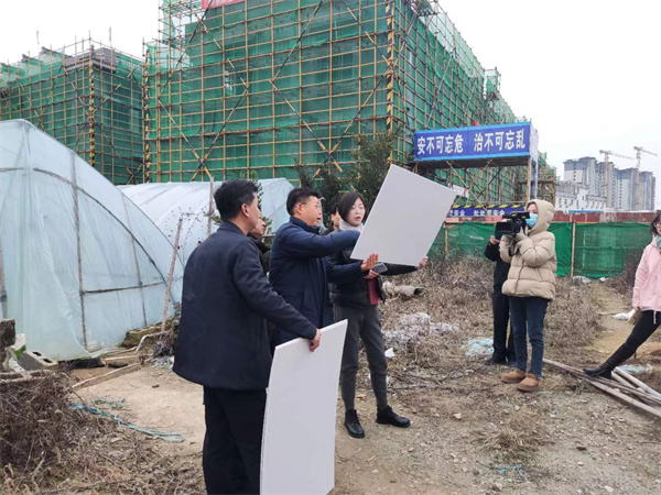 2月2日，副縣長(zhǎng)林一凡會(huì)市監(jiān)局、徽城鎮(zhèn)等相關(guān)部門調(diào)研城西鄰里中心附屬配套物管用房項(xiàng)目.jpg