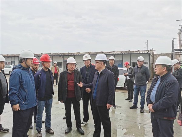 4月4日，縣委書記汪凱在徽投集團(tuán)董事長洪筱明的陪同下檢查徽投大樓安全生產(chǎn)情況，汪書記詢問項目日常安全管理情況，并對項目經(jīng)理、安全員、技術(shù)負(fù)責(zé)人、項目總監(jiān)等就施工安全生產(chǎn)工作提出殷切希望。.jpg