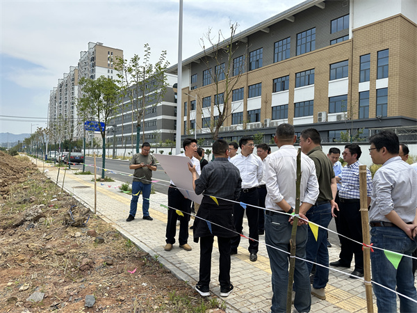 5月14日，縣長王奇勇調(diào)研揚之學(xué)校項目.jpg