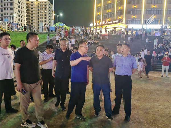7月15日，汪凱書記視察百花夜市，并就985綠道項目前期工作進(jìn)行指導(dǎo)，洪董，張總陪同調(diào)研。.jpg