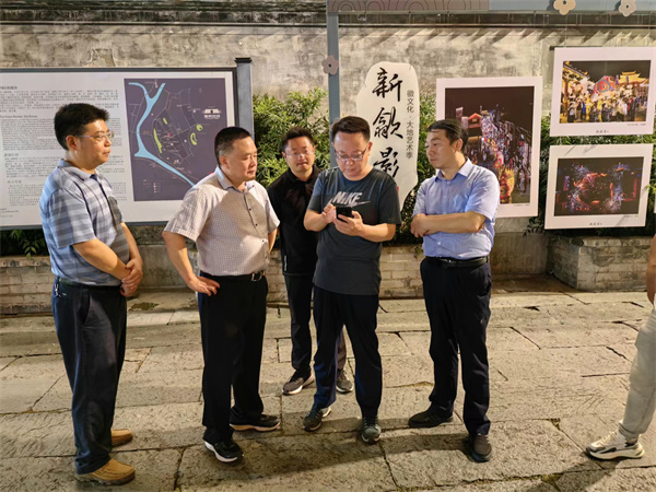 9月11日，汪凱書記夜間調研古城三期項目，對部分節(jié)點提升進行指導，黃山徽投集團黨委書記、董事長洪筱明，副總經(jīng)理張高峰陪同調研。.jpg