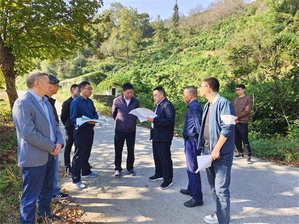 10月18日，洪董陪同詹凱縣長一行調(diào)研6l0礦開發(fā)項目.jpg