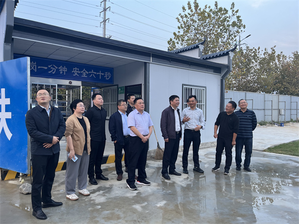 10月26日，詹縣帶隊(duì)調(diào)研寧國市文體中心EPCO項(xiàng)目，就項(xiàng)目設(shè)計(jì)、采購、施工和運(yùn)營一體化建設(shè)與寧國市鄉(xiāng)村振興投資集團(tuán)進(jìn)行交流，縣住建局、資規(guī)局，徽投集團(tuán)洪董、余總、方總等相關(guān)人員陪同考察。.jpg