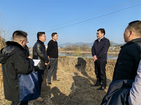 1月17日，縣委副書記吳志平調(diào)研安徽新安江流域防洪治理工程歙縣段工作開展情況，張總陪同。.jpg