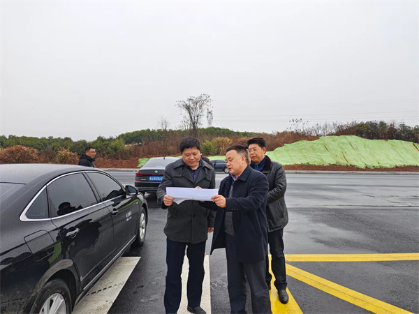 1月18日，洪董，張總陪同詹凱縣長督導富新路工程項目.jpg
