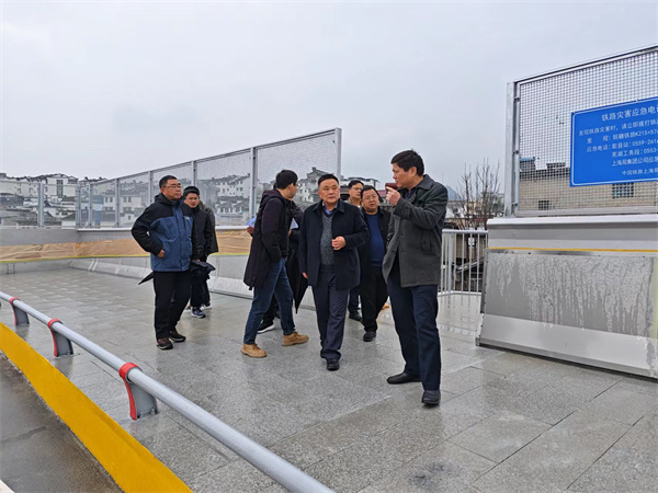 1月18日，洪董，張總陪同詹凱縣長督導新安路跨鐵路工程項目.jpg