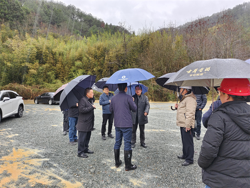 2月21日，汪凱書(shū)記一行調(diào)研防洪項(xiàng)目開(kāi)工儀式現(xiàn)場(chǎng)，洪董、張總陪同調(diào)研.jpg